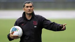 Pelatih Barcelona, Ernesto Valverde melihat para pemainnya berlatih di Stadion Atletik Kota Machida di Tokyo (22/7/2019). Barcelona akan bertanding melawan Chelsea pada laga pramusim di ajang trofeo Rakuten Cup 2019 di Stadion Saitama. (AP Photo/Eugene Hoshiko)