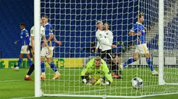 Striker Brighton, Viktor Gyokeres, saat mencetak gol ke gawang Portsmouth pada laga Piala Inggris di Falmer Stadium, Jumat (18/9/2020) dini hari WIB. Brighton menang 4-0 atas Portsmouth. (AFP/Glyn Kirk/pool)