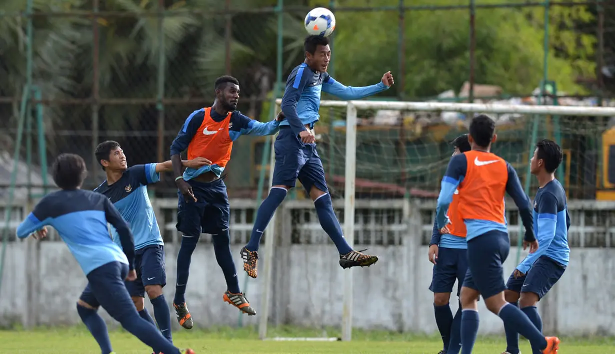Timnas U-19 Indonesia melakukan latihan jelang pertandingan kedua Grup B melawan Australia di turnamen Piala Asia U-19 di Stadion Yangon United, Yangon, Myanmar, Jumat (10/10). (ANTARA FOTO/Andika Wahyu)