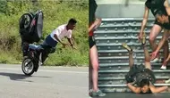 Momen nyeleneh orang terjatuh (sumber: 1cak.com)