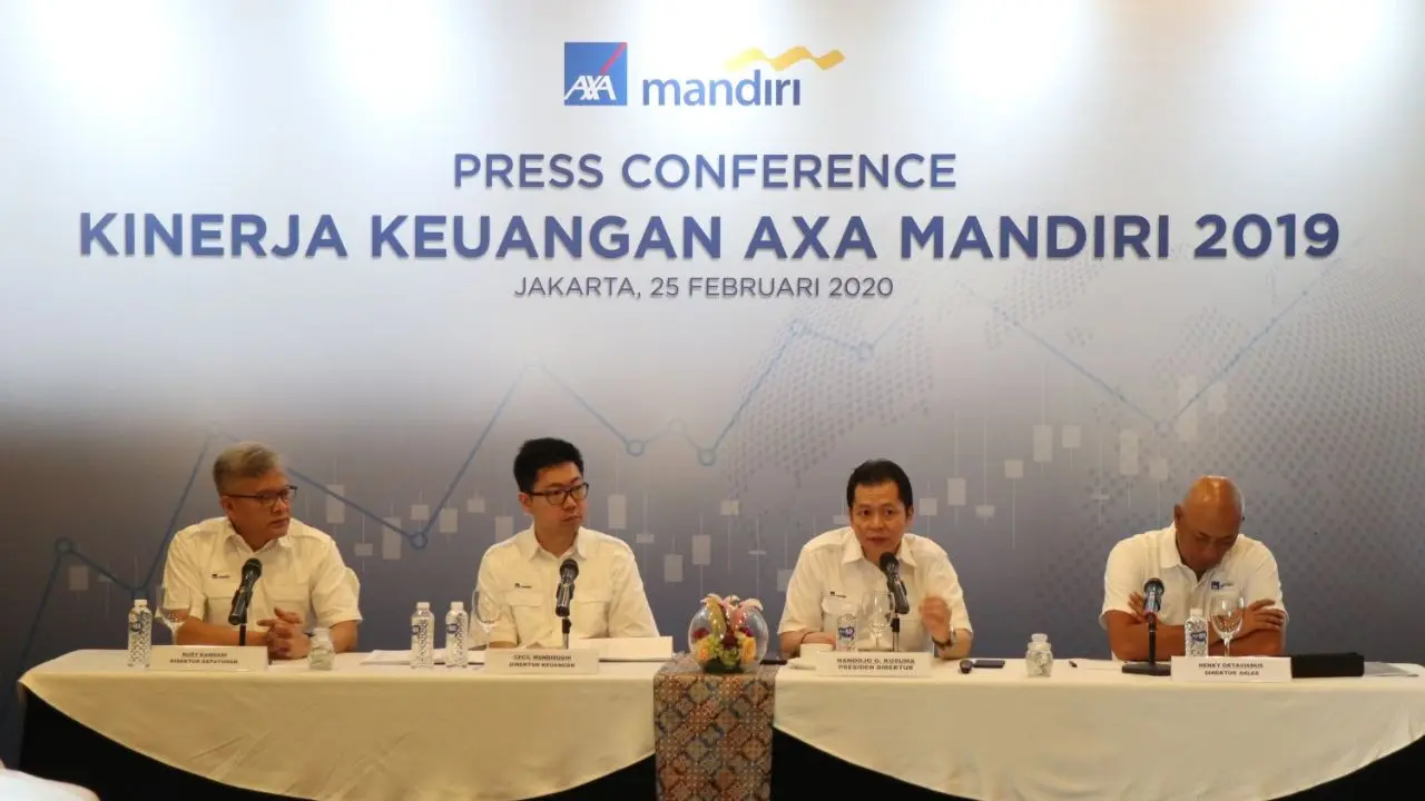 Presiden Direktur PT AXA Mandiri Financial Services (AXA Mandiri) Handojo Gunawan Kusuma (kedua kanan) memaparkan kinerja keuangan di Press Conference AXA Mandiri di Hotel JW Marriott, Jakarta, Selasa (25/2/2020).