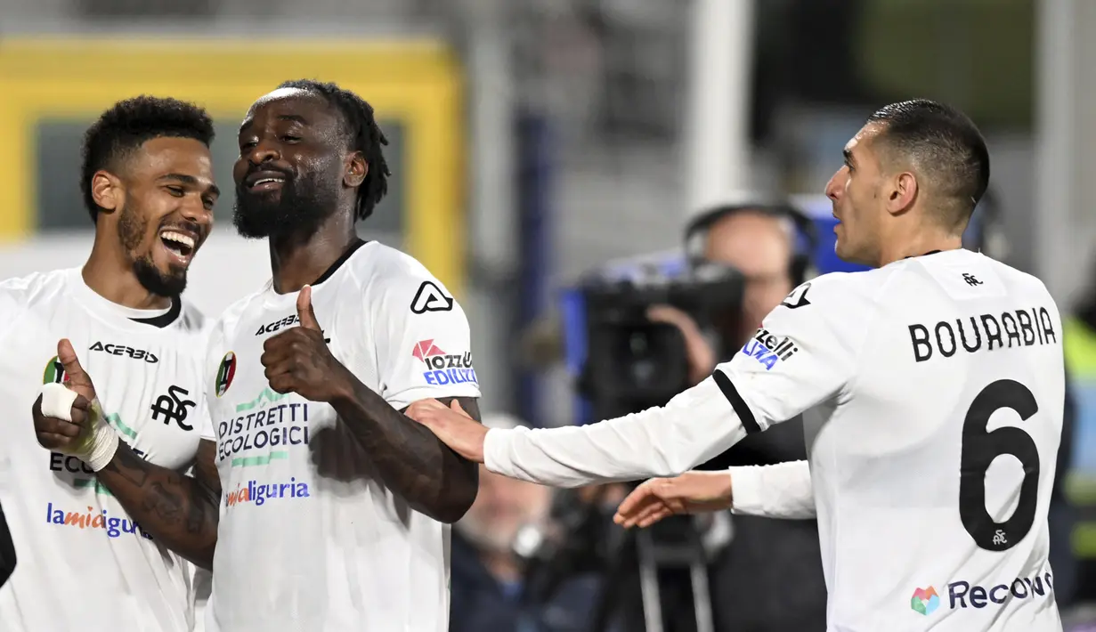 Pemain Spezia, M'Bala Nzola (kedua kiri) merayakan setelah mencetak gol ke gawang Inter Milan pada pertandingan lanjutan Liga Serie A Italia di Stadion Alberto Picco di La Spezia, Italia, Sabtu (11/3/2023). Kemenangan ini membuat Spezia kini beraada di urutan ke-17 dengan 24 poin. (Tano Pecoraro./LaPresse via AP)
