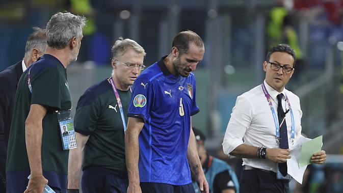Bek Italia, Giorgio Chiellini meninggalkan lapangan akibat cedera saat melawan Swiss dalam laga Grup A Euro 2020 di Olimpico Stadium, Roma, Kamis (17/6/2021) dini hari WIB. (Foto: AP/Pool/Ettore Ferrari)