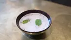 Semangkuk kava disajikan di Kedai Brooklyn Kava, New York, Amerika Serikat, Kamis (18/1). Kava sudah menjadi andalan di Pasifik Selatan selama ribuan tahun. (DON EMMERT/AFP)