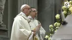 Paus Fransiskus memimpin umat Katolik Roma pada Misa Malam Natal, Senin (24/12) waktu setempat.
