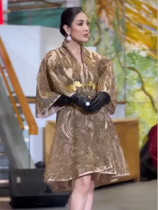 Nindy Ayunda tampil glamor dengan gaun A-Line mini keemasan yang punya detail embroidery mewah [@nindyayunda]