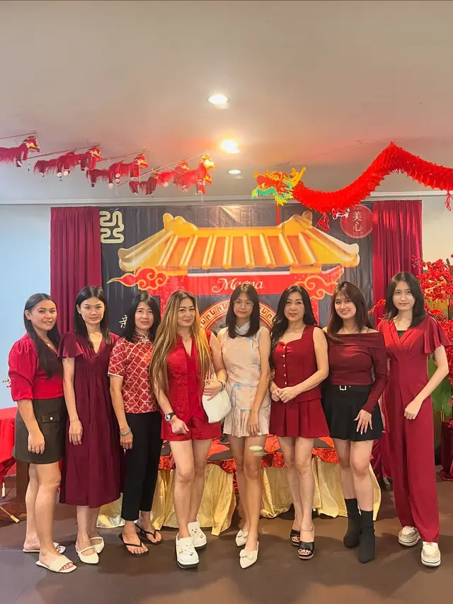 6 Potret Julie Tan Ibunda Larissa Chou Rayakan Imlek, Awet Muda Gendong Cucu