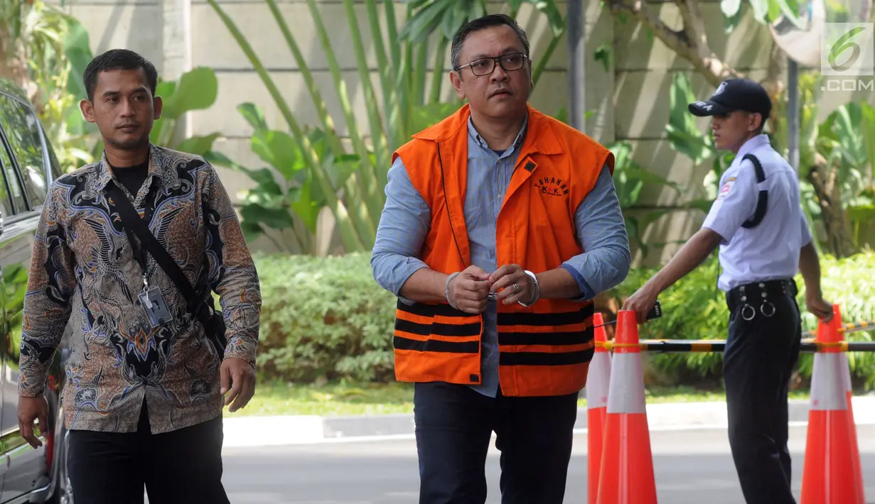 Bupati Pakpak Bharat, Sumatera Utara, Remigo Yolanda Berutu akan menjalani pemeriksaan lanjutan melengkapi berkas terkait dugaan menerima suap proyek di Dinas PUPR Pakpak Bharat di gedung KPK, Jakarta, Rabu (27/2). (Merdeka.com/Dwi Narwoko)