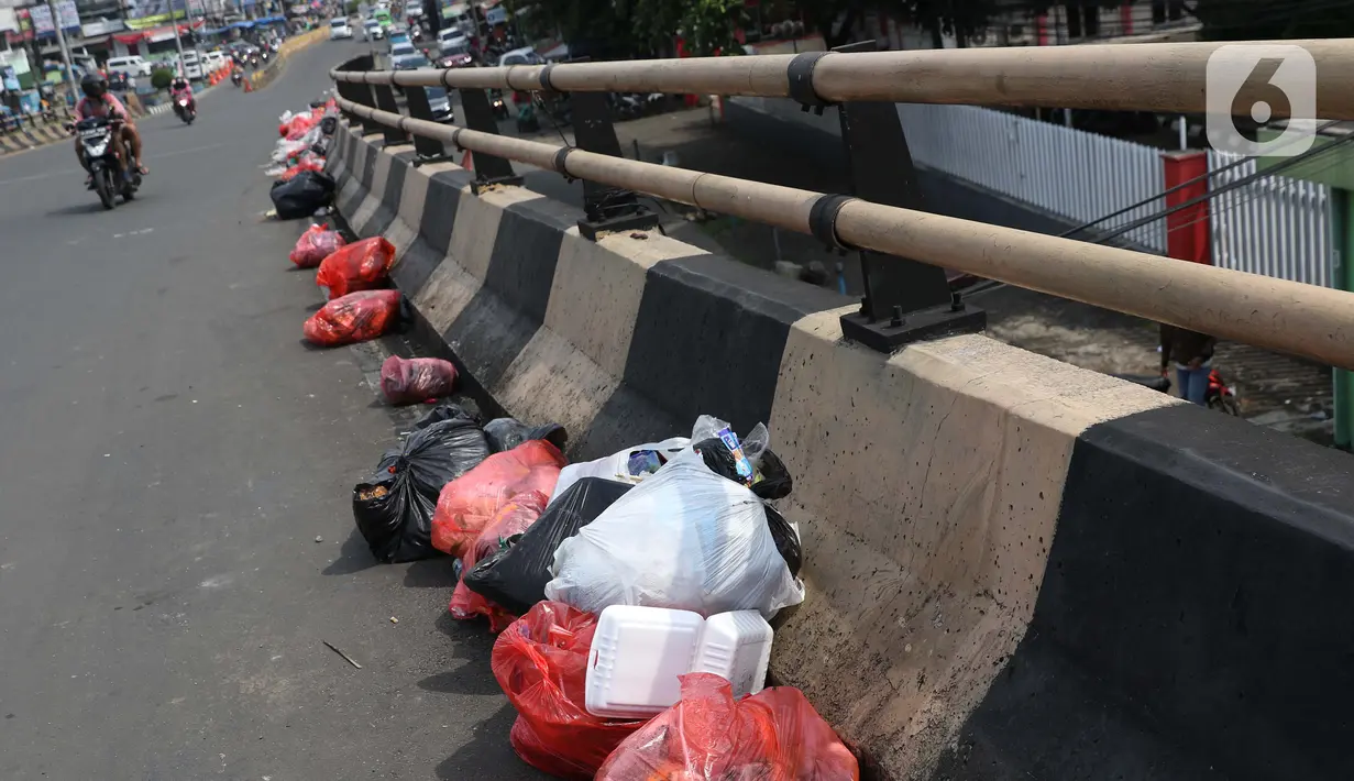Kantong plastik berisi sampah tergeletak di jalan layang Jalan Raya Bogor, Kabupaten Bogor, Senin (1/6/2020). Minimnya lokasi penampungan sampah semenatara dan kesadaran warga untuk membuang sampah pada tempatnya menjadikan area ini kerap dipenuhi timbunan sampah. (Liputan6.com/Helmi Fihtriansyah)