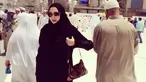 Ketika menjalani ibadah umrah beberapa waktu lalu, begini gaya Aura Kasih dengan busana serba hitam. Ia tampak begitu anggun mengenakan gamis berwarna hitam yang dipadukan dengan hijab senada. (Liputan6.com/IG/@aurakasih)
