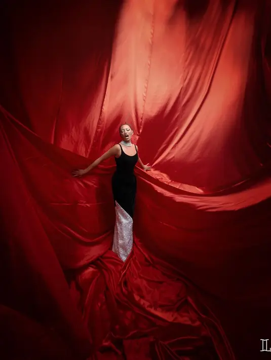 Pada look kedua, Asmara Abigail tampil dengan gaun klasik hitam dan aksen silver di bagian bawah [@theleonardi]