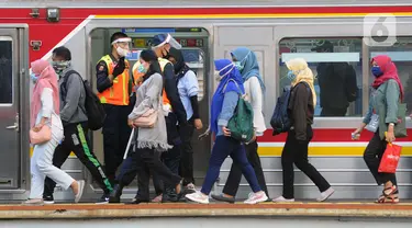 Petugas stasiun memandu penumpang KRL Commuterline di Stasiun Bogor, Jawa Barat, Selasa (9/6/2020) pagi. Puluhan polisi, TNI, Satpol PP, dan petugas stasiun diterjunkan untuk memandu penumpang mengantisipasi antrean panjang seperti kemarin. (merdeka.com/Arie Basuki)