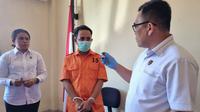 Pelaku pelecehan seksual sesama jenis di Kupang (diborgol). (Foto: Istimewa/Ola Keda)