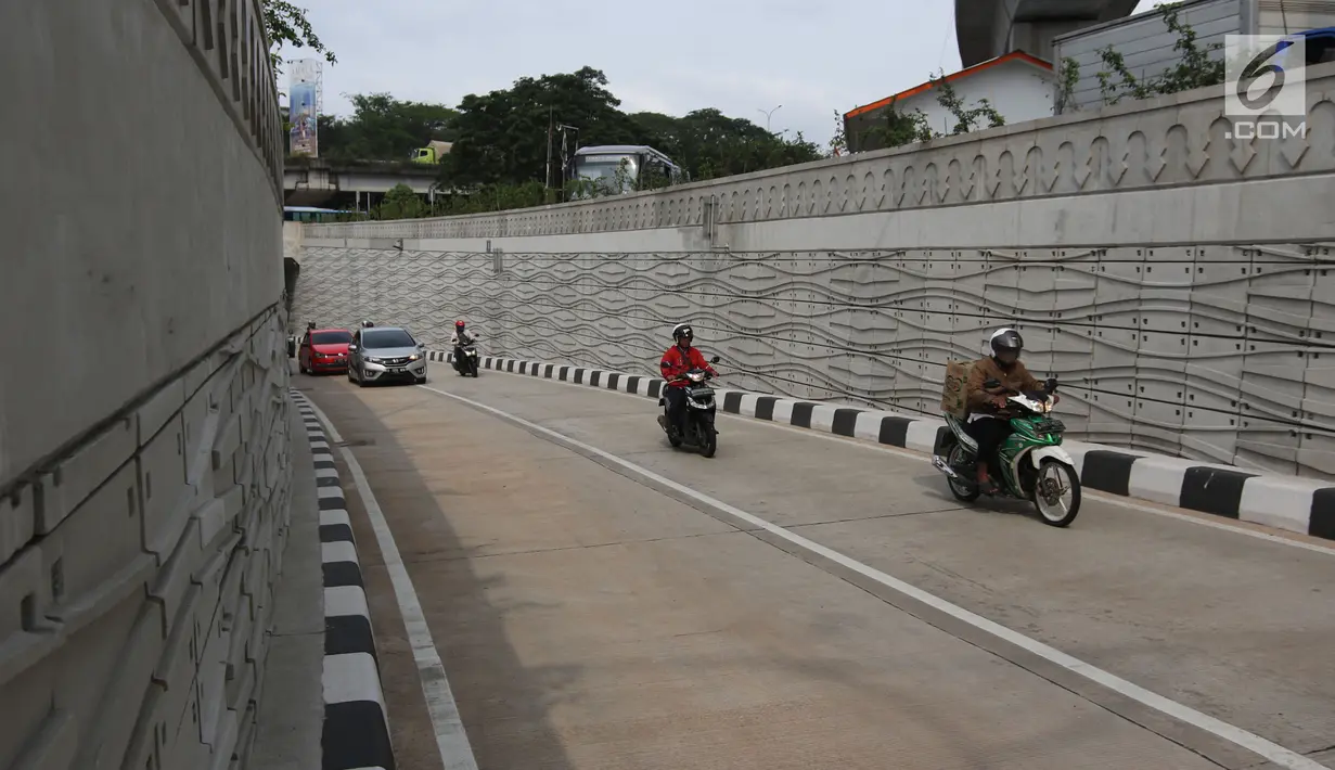 Kendaraan melintasi underpass Kartini di kawasan Lebak Bulus, Jakarta Selatan, Rabu (28/2). Pengoperasian underpass Kartini Lebak Bulus diharapkan dapat mengurai kepadatan dan kemacetan yang kerap terjadi di kawasan itu. (Liputan6.com/Arya Manggala)