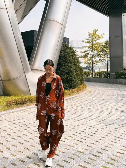 Pemeran serial “Layangan Putus” ini tampak kece dengan setelan kemeja dan celana nuansa warna coklat. (Instagram/putrimarino).