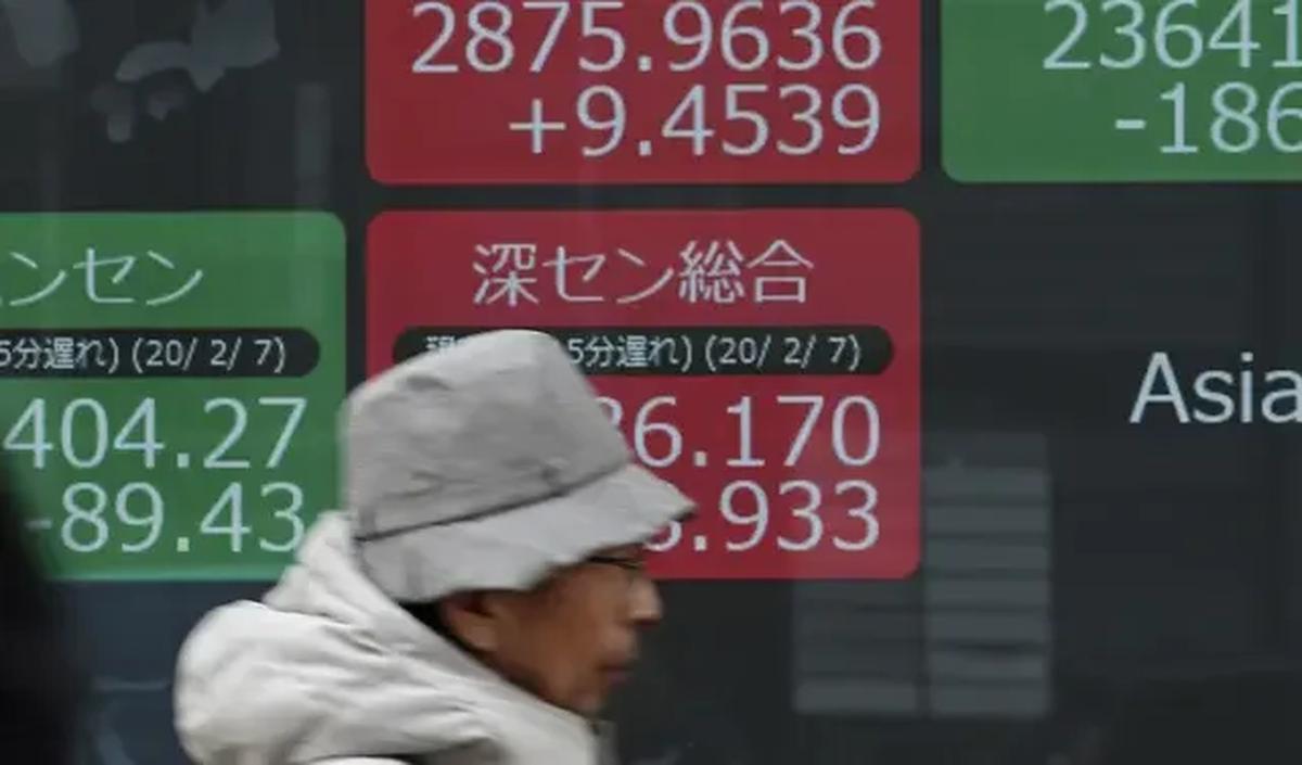 Desa Huaxi didirikan oleh mantan sekretaris Komite Partai Komunis Desa Huaxi, Wu Renbao. Wu disebut memiliki 12 perusahaan beragam di desa tersebut, mulai dari tekstil hingga industri baja.