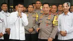 Ketua sementara Komisi Pemberantasan Korupsi Nawawi Pomolango (kiri depan dan Kapolri Jenderal Listyo Sigit Prabowo usai memberikan keterangan di Gedung Merah Putih KPK, Jakarta, Senin (4/12/2023).(Liputan6.com/Faizal Fanani)