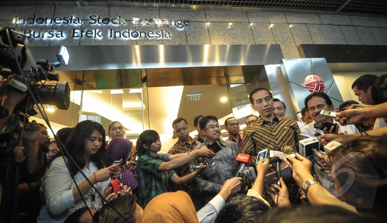 Presiden Joko Widodo (Jokowi) memberikan keterangan pers saat mengunjungi Bursa Efek Indonesia (BEI), Jakarta, Selasa (7/4/2015). Kunjungan presiden tersebut untuk melihat perkembangan pasar modal Indonesia. (Liputan6.com/Faizal Fanani)