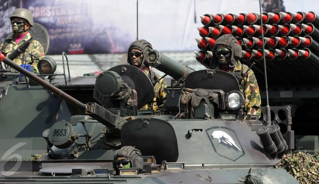 Prajurit TNI AL mengikuti upacara perayaan Hari Korps Marinir TNI AL yang ke-70 di Markas Marinir, Jakarta, (15/11/2015).Upacara ini dipimpin oleh ‎Kepala Staf TNI Angkatan Laut (KASAL) Laksamana TNI Ade Supandi. (Liputan6.com/Helmi Afandi)