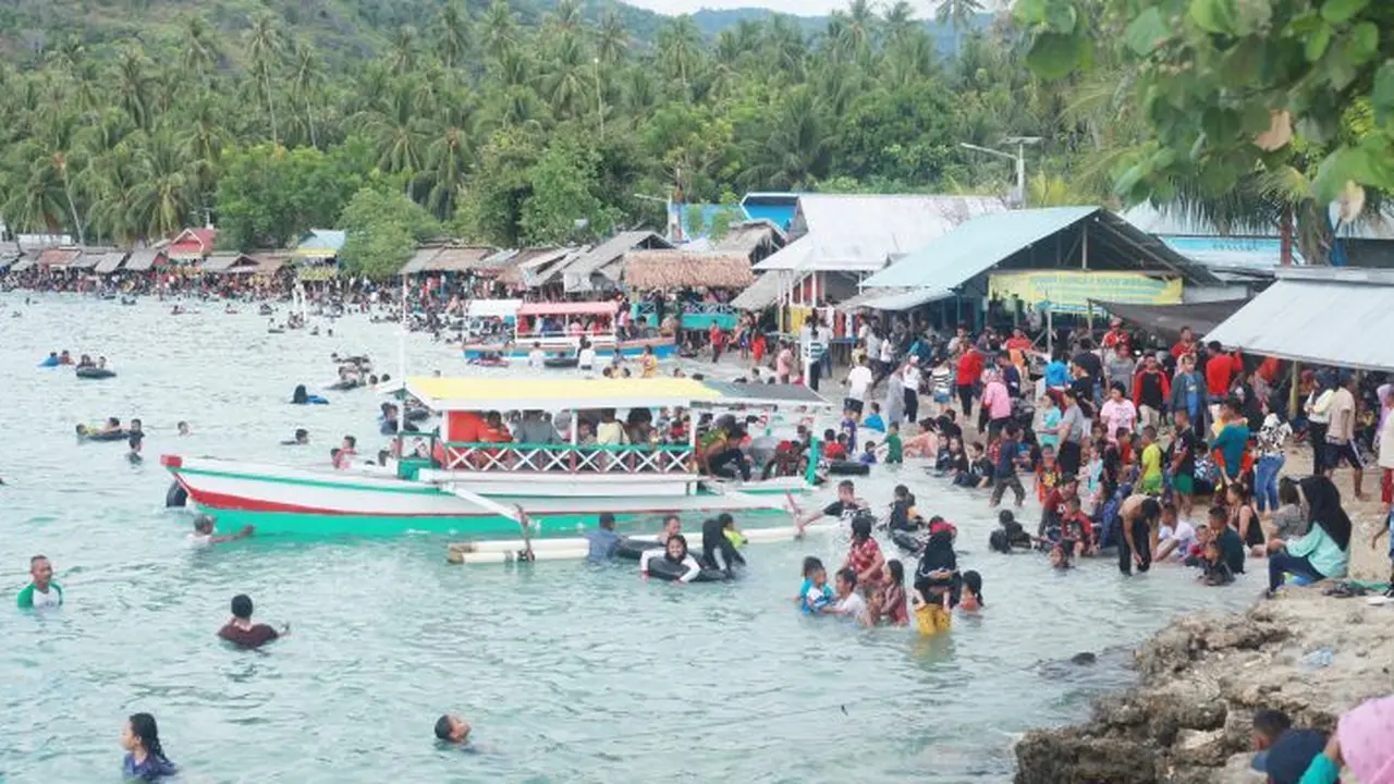 Pagi seru bersama keluarga di Pantai Gorontalo