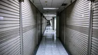 Sebuah lorong pertokoan yang terlihat sepi di pusat perbelanjaan Glodok, Jakarta, Selasa (18/7). Kios-kios di pusat penjualan barang elektronik, Pasar Glodok mulai banyak yang tutup efek dari maraknya jual beli online. (Liputan6.com/Faizal Fanani)