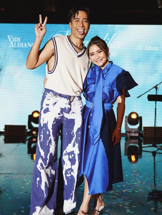<p>Setelah merilis album Senandika, Vidi Aldiano menggelar konser mini atau showcase dengan sejumlah bintang tamu di Jakarta, baru-baru ini. Salah satunya, Prilly Latuconsina. Bintang film Kukira Kau Rumah mengunggah sejumlah foto di akun Instagram terverifikasinya, seraya mengingat kali pertama dikontak Vidi Aldiano untuk menjajaki kemungkinan berduet. (Foto: Dok. Instagram @prillylatuconsina96)</p>