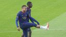 Pemain Paris Saint-Germain (PSG), Kylian Mbappe, bersama dengan Ousmane Dembele saat sesi latihan di Poissy, Paris, Jumat (18/8/2023). Mbappe mengikuti latihan dan diperkirakan akan tampil melawan Toulouse pada pekan kedua Liga Perancis 2023-2024. (AP Photo/Michel Euler)