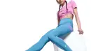 Penampilan Mikha Tambayong terlihat lebih manis dengan outfit olahraga. Ia padukan cropped top pink dan high waist legging biru muda. [@miktambayong]