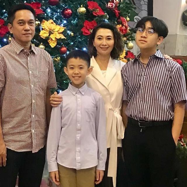 Jarang Terekspos Ini 6 Momen Kebersamaan Indy Barends Dan Buah Hati Hot Liputan6 Com Suami dan warga grebek istri diduga selingkuh dengan pria lain dalam kamar. momen kebersamaan indy barends