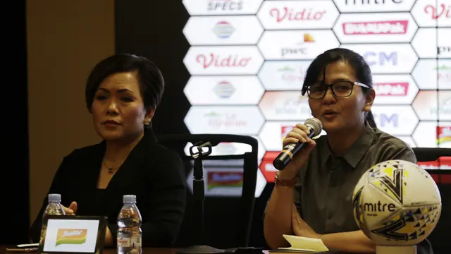 Sekjen PSSI, Ratu Tisha, memberikan keterangan saat drawing perempat final Piala Presiden 2019. (Bola.com/Yoppy Renato)