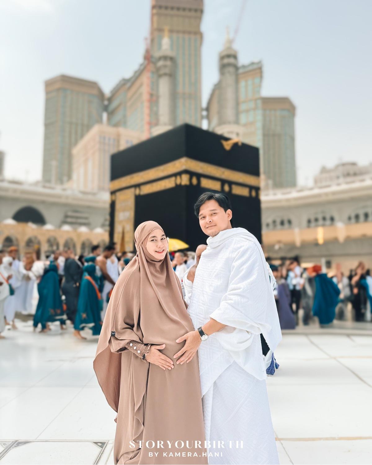 Potret Anisa Rahma dan Suami Umrah