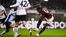 Pertandingan berlangsung sengir sejak babak pertama. Torino berhasil membawa klubnya unggul pada menit ke-22 melalui Duvan Zapata. (Fabio Ferrari/LaPresse via AP)
