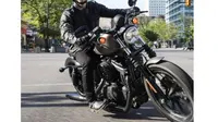 Hindari kebiasaan menaruh jari di handle rem depan saat berkendara motor gede (Harley-Davidson)