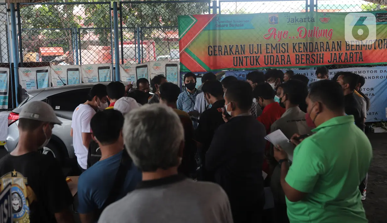 Sejumlah teknisi bengkel mengikuti pelatihan uji emisi di Dinas Lingkungan Hidup DKI Jakarta, Kamis (18/11/2021). Pelatihan bertujuan untuk menambah jumlah teknisi yang mampu melakukan uji emisi. (Liputan6.com/Herman Zakharia)