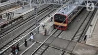 Kereta Commuter Line melintas di Stasiun Jatinegara, Jakarta, Senin (19/10/2020). Mulai hari ini PT KCI memberlakukan jam operasional KRL kembali normal seperti sebelum pandemi Covid-19, yakni mulai pukul 04.00-24.00 WIB. (merdeka.com/Iqbal S. Nugroho)