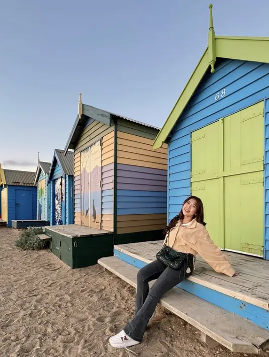 Traveling kali ini, Kiki Saputri juga turut membawa tas Balenciaga kesayangannya.  [Foto: instagram/ Kiki Saputri]