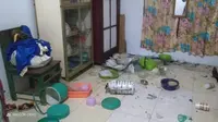 Barang-barang rumah tangga berjatuhan usai gempa magnitudo 7,4 mengguncang Maluku Utara. (Liputan6.com/Hairil Hiar)