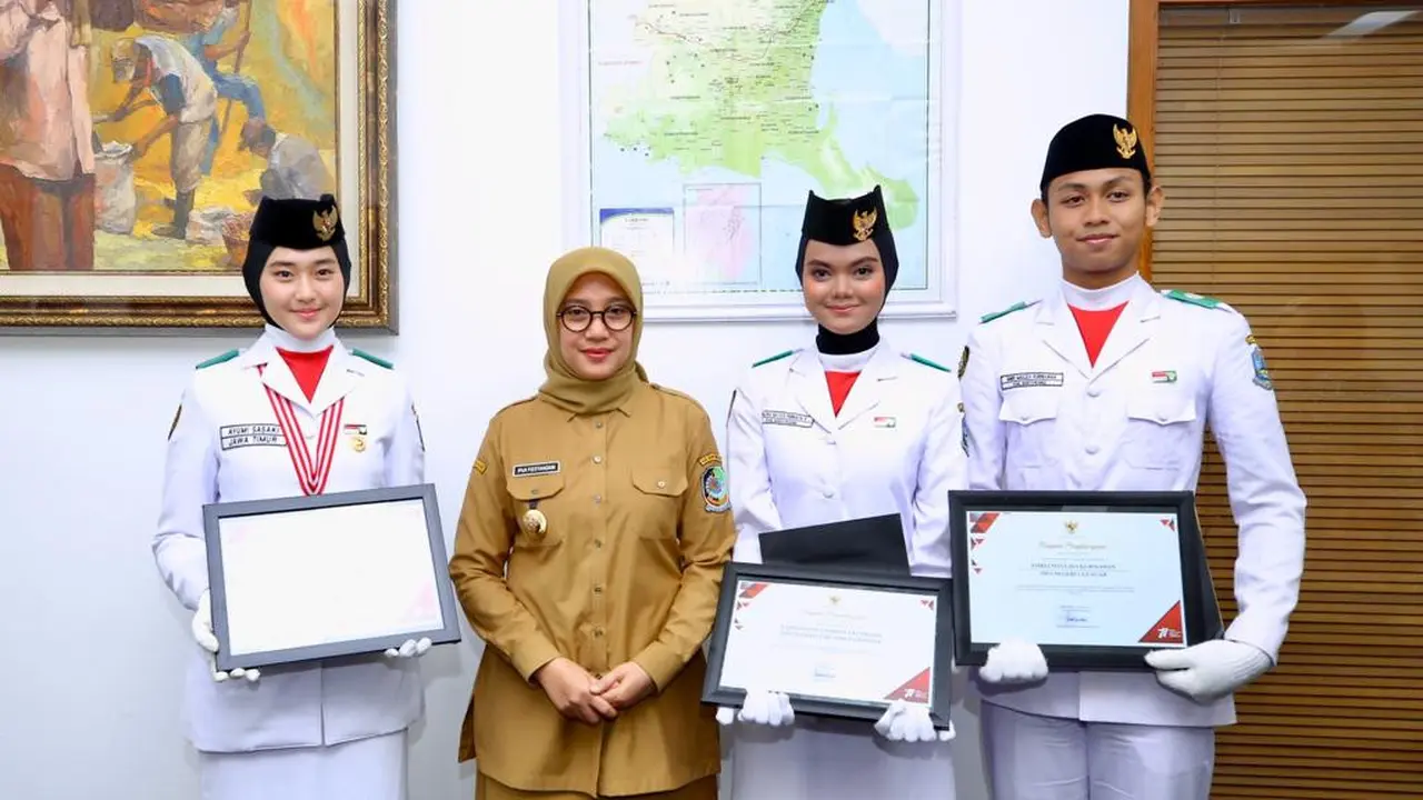 Bupati Banyuwangi Ipuk Fiestiandani (tengah) bersama para paskibraka dari Kabupaten Banyuwangi yang bertugas di istana Negara dan Gedung Negara Grahadi Surabaya (Istimewa)