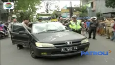 Sepasang muda-mudi pingsan dalam mobil yang tengah berjalan. Keduanya diduga keracunan makanan atau minuman.
