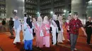 Abu Hurairah menjelaskan kepada para finalis yang terlihat antusias mengetahui lebih jauh sejarah masjid terbesar di Asia Tenggara dan menjadi kebanggaan umat muslim Indonesia tersebut. (Nurwahyunan/Bintang.com)