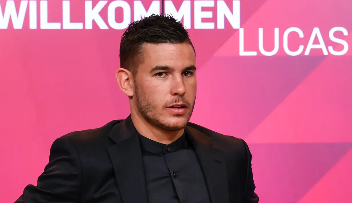 Bek baru Bayern Munchen, Lucas Hernandez usai konferensi pers saat dirinya diperkenalkan secara resmi di Allianz Arena, Munich, Senin (8/7/2019). Lucas menjadi bek termahal di dunia setelah diboyong Bayern Munchen dari Atletico Madrid dengan harga 80 juta euro (Rp 1,2 triliun). (Christof STACHE/AFP)