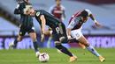 Gelandang Leeds United, Ezgjan Alioski, berebut bola dengan gelandang Aston Villa, Trezeguet, pada laga lanjutan Liga Inggris di Villa Park, Sabtu (23/10/2020) dini hari WIB. Leeds United menang 3-0 atas Aston Villa. (AFP/Laurence Griffiths/pool)