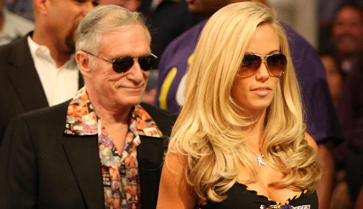 Hugh Hefner dan Kendra Wilkinson menghadiri final NBA 2008 LA Lakers dan Boston Celtics 2008 di Staples Center, Los Angeles, California 10 Juni 2008. Wilkinson merupakan wanita yang diprioritaskan Hefner di Playboy. (Photo by Jed Jacobsohn/Getty Images)