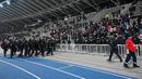 Polisi anti huru hara Prancis menghadapi penonton yang rusuh di babak pertama pertandingan 64 besar Piala Prancis antara Paris FC dan Olympique Lyon di stadion Charlety, Jumat (17/12/2021). Insiden ini menjadi yang kesekian kalinya kekerasan terus melanda sepakbola Prancis. (Bertrand GUAY/AFP)
