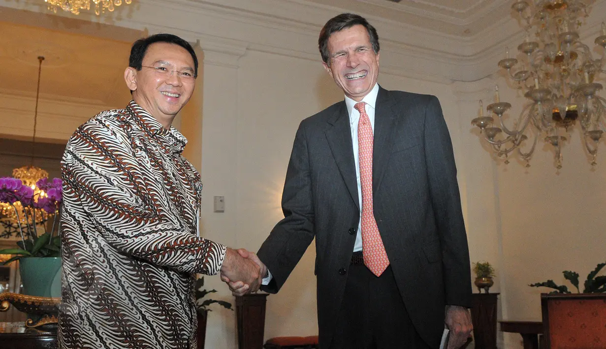 Gubernur DKI, Basuki T Purnama (kiri) bersalaman dengan duta besar Amerika Robert O. Blake, Jr, Jakarta, Senin (8/6/2015). Robert melaporkan gedung kedutaan amerika yang sedang di bangun di Jalan Medan Merdeka Selatan. (Liputan6.com/Herman Zakharia)