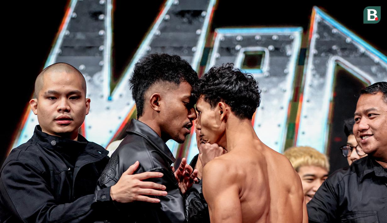 Petarung utama di Byon Madness Vol. 3, Nelson (kiri) dan Dewa Aji (kanan) sudah panas saat sesi timbang badan dan konferensi pers yang belangsung di Studio 6 Emtek Cit pada Sabtu (27/2/2026) pagi hari WIB. Bola.com/Nur Iman Ali)