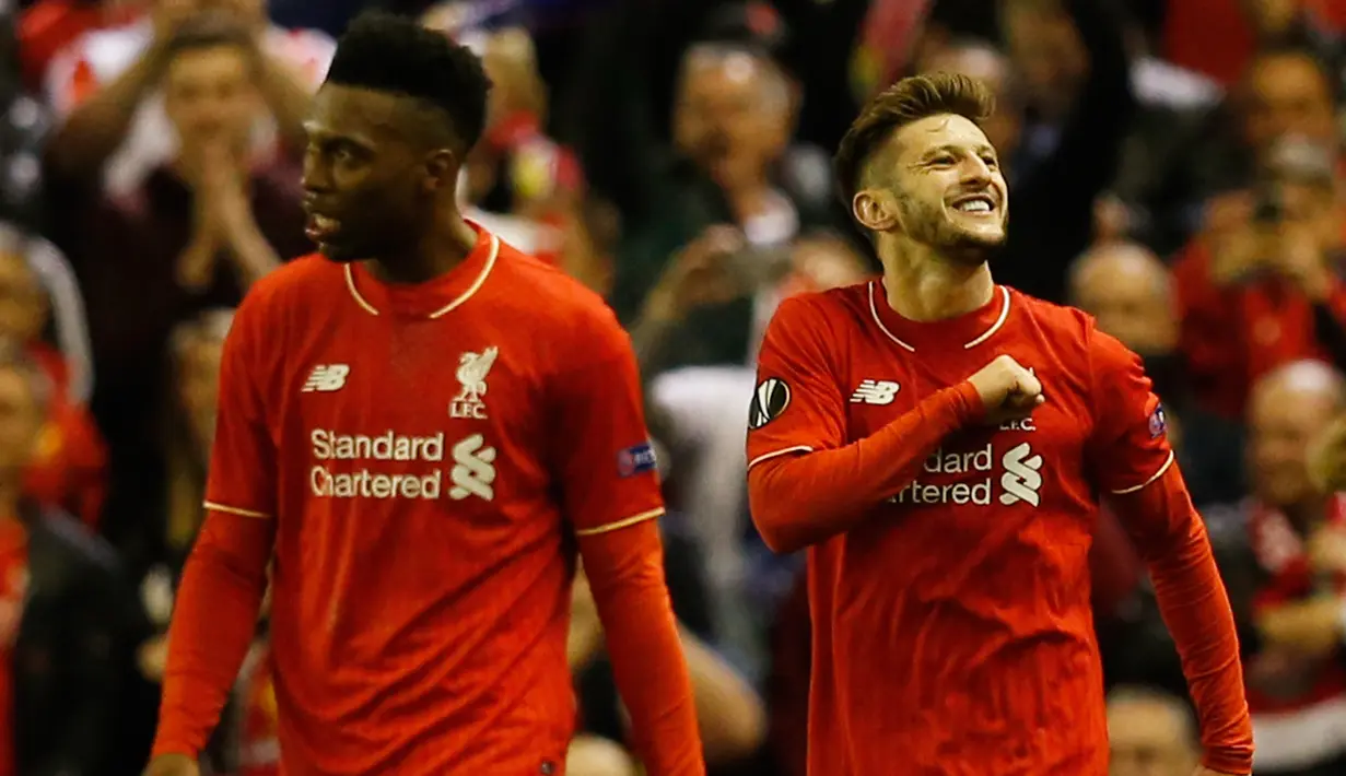 Gelandang Liverpool, Adam Lallana (kanan) melakukan selebrasi usai mencetak gol kegawang Villarreal pada leg kedua liga Europa di stadion Anfield, Liverpool, Inggris, (5/6). Liverpool menang atas Villarreal dengan skor 3-0. (Reuters/Phil Noble)
