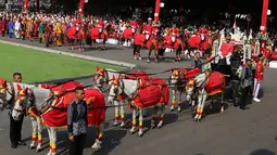 Kereta kencana pembawa duplikat bendera pusaka memasuki Istana Merdeka saat Upacara Peringatan Detik-detik Proklamasi Kemerdekaan ke-73, Jakarta, Jumat (17/8). HUT ke-73 RI mengambil tema Kerja Kita Prestasi Bangsa. (Liputan6.com/HO/Bian)