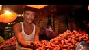 Pedagang  bawang sedang menunggu dagangannya di Pasar Keramat Jati, Jakarta, Rabu (13/8/2014) (Liputan6.com/Miftahul Hayat)