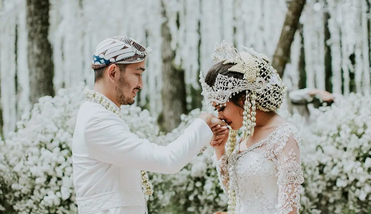 Dalam salah satu unggahan fotonya, untuk persiapan pada hari pernikahannya, Shahnaz mengaku butuh waktu sebulan untuk bisa first dance pada hari bahagianya. (Instagram/ritchieismail)